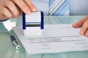 Funcionario sella un documento