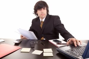 Avales ante Hacienda. Director Finaciero en su trabajo.