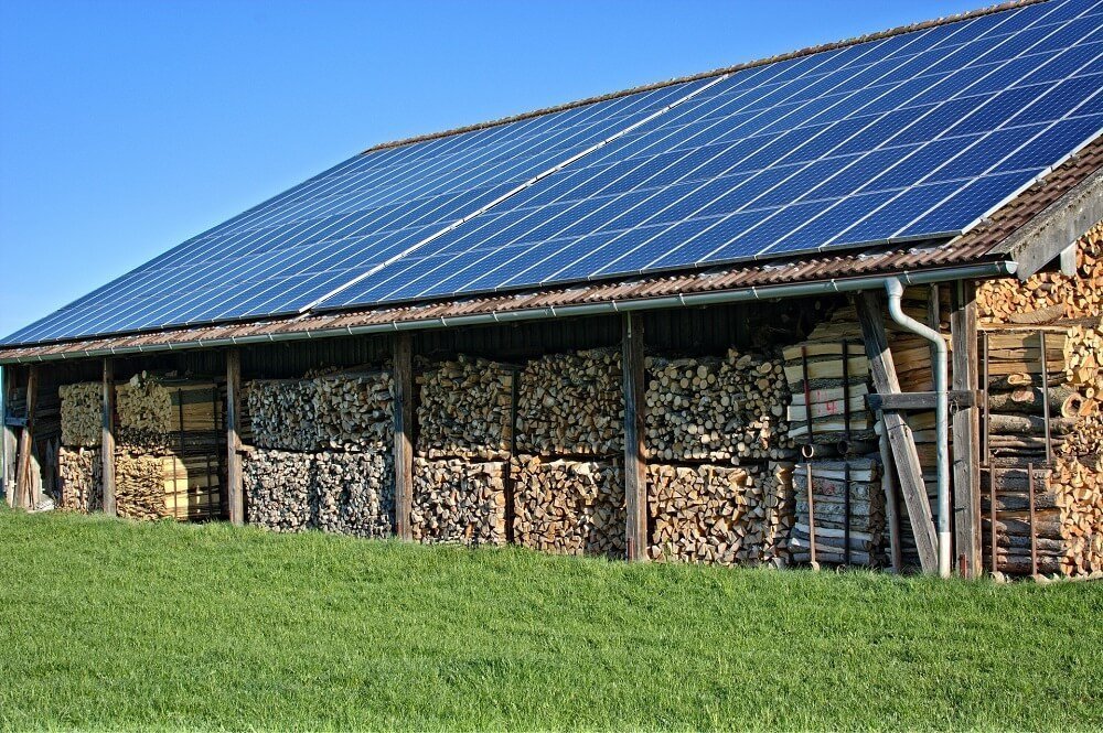 Auge de la energía solar. Instalación agraria con paneles solares